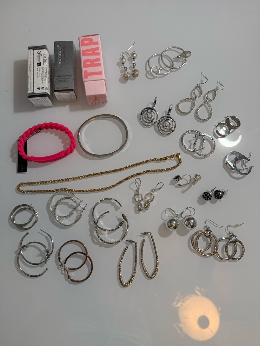 JEWELRY ITEM OR BEAUTY PRODUCT - Picture 7 of 8